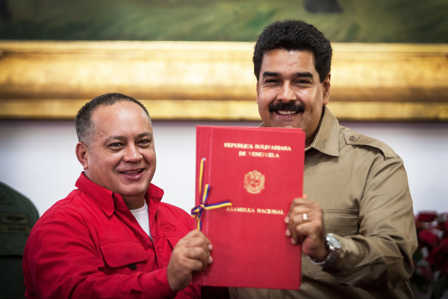 President Nicolas Maduro (right) receives the Enabling Act from National Assembly President Diosdado Cabello in Caracas on Tuesday. Photo: Xinhua