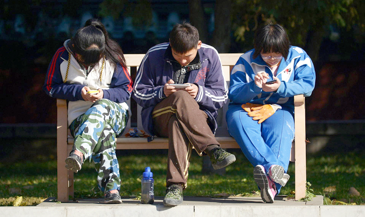 Users of mobile devices such as smartphones are increasingly using free software to communicate. Photo: AFP