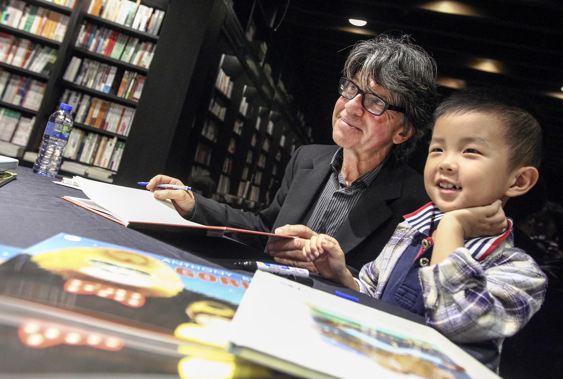 Anthony Browne and a young fan at a signing session in Hong Kong. Photo: Jonathan Wong