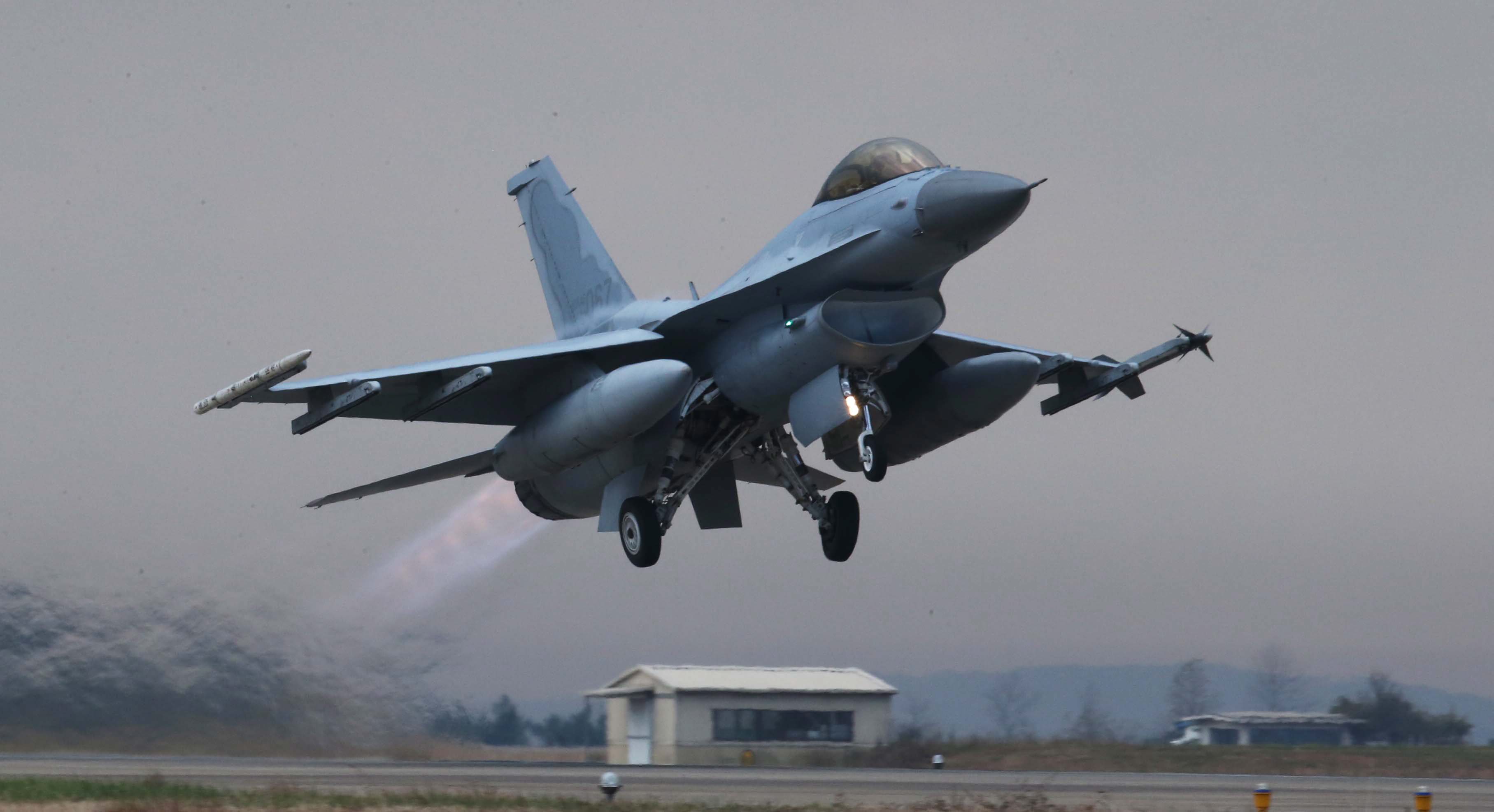 A KF-16 fighter takes off from an air force base during a military drill in Seosan, South Korea. Photo: EPA.