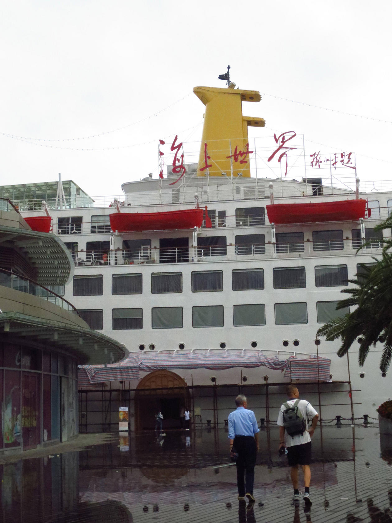 All ship-shaped: maritime design meets Liberace decor at the Cruise Inn in Nanshan. Photo: Cecilie Gamst Berg