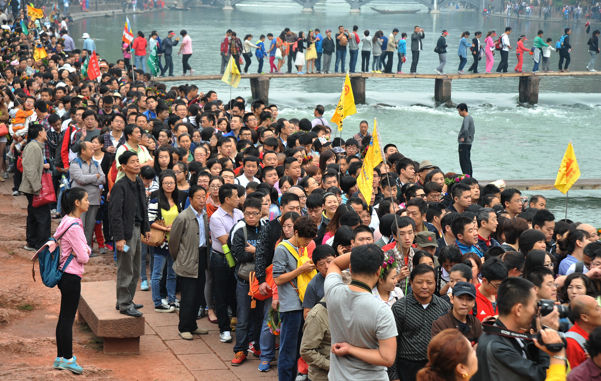 People queue to board tour boats to visit Fenghuang, central China's Hunan province, during Golden Week. Photo: Xinhua