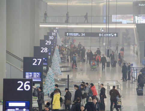 Heavy smog seeps into Shanghai Hongqiao International Airport.