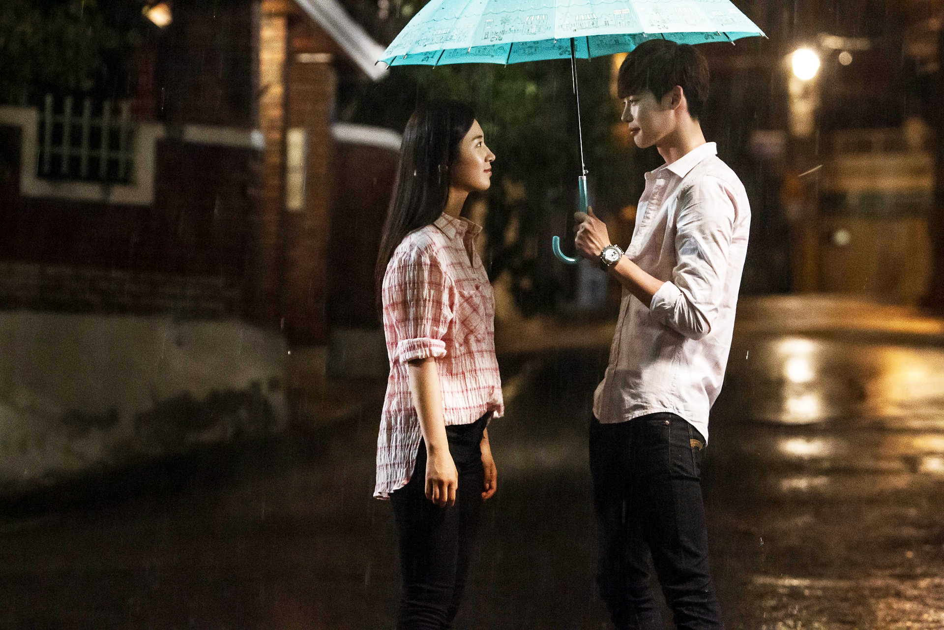 Kwon Yuri and Lee Jong-suk share an umbrella in No Breathing. 
