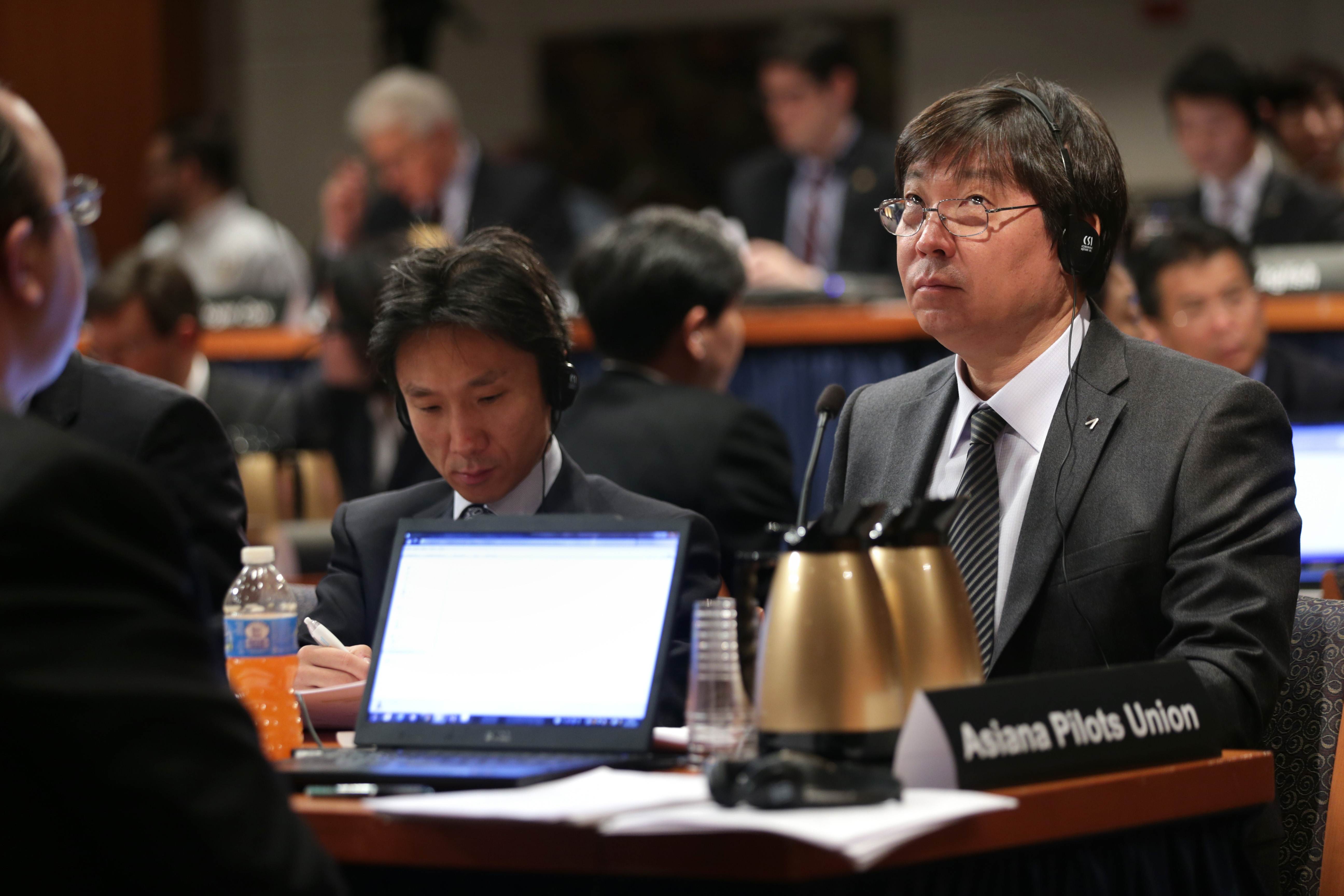 Representatives from the Asiana Pilots Union participate in an investigative hearing on the July 6 crash landing of Asiana Airlines flight 214. Photo: AFP