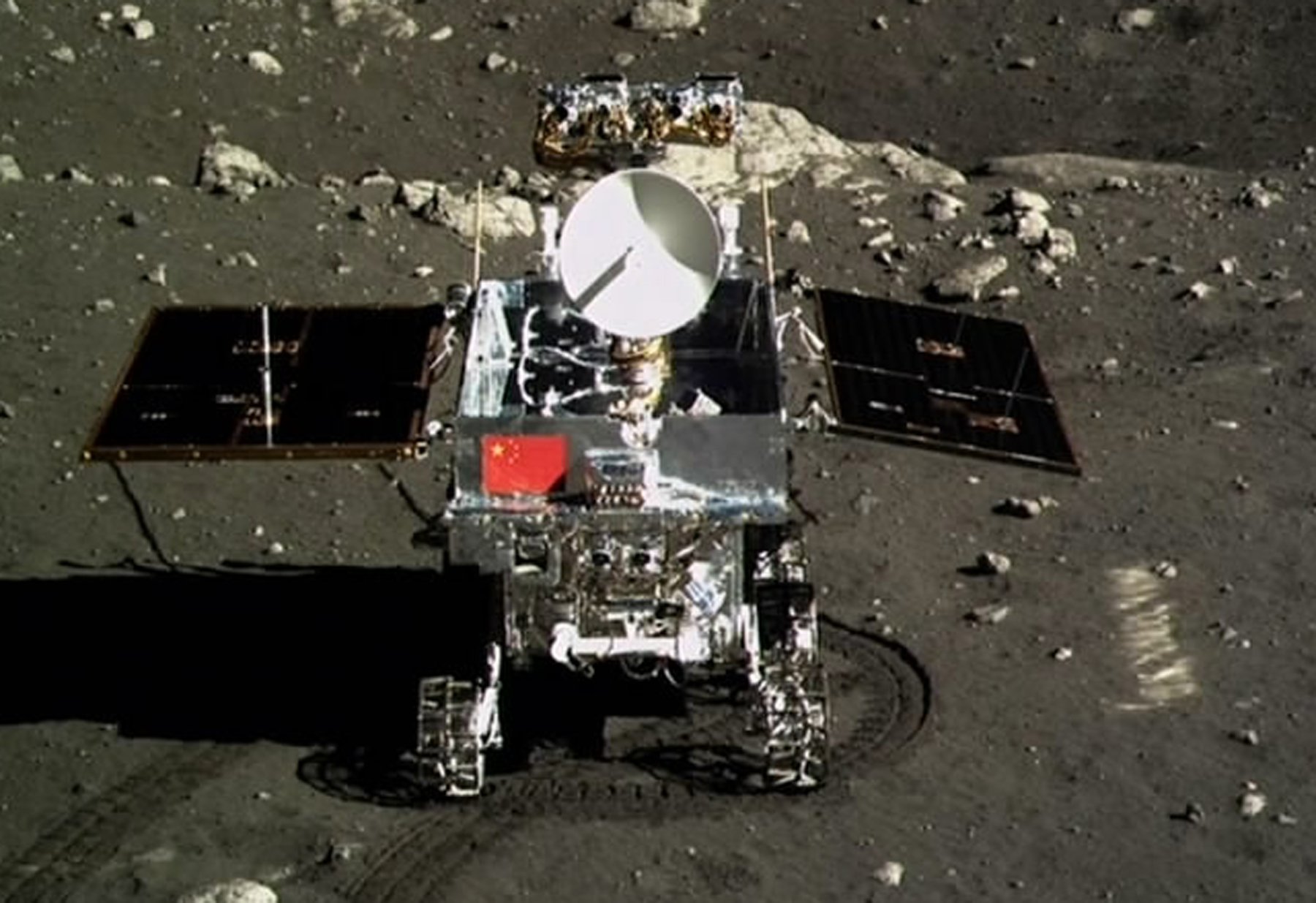 The national flag is clearly visible on the Yutu moon rover in this photograph taken by the camera on the Chang'e-3. Photo: Xinhua