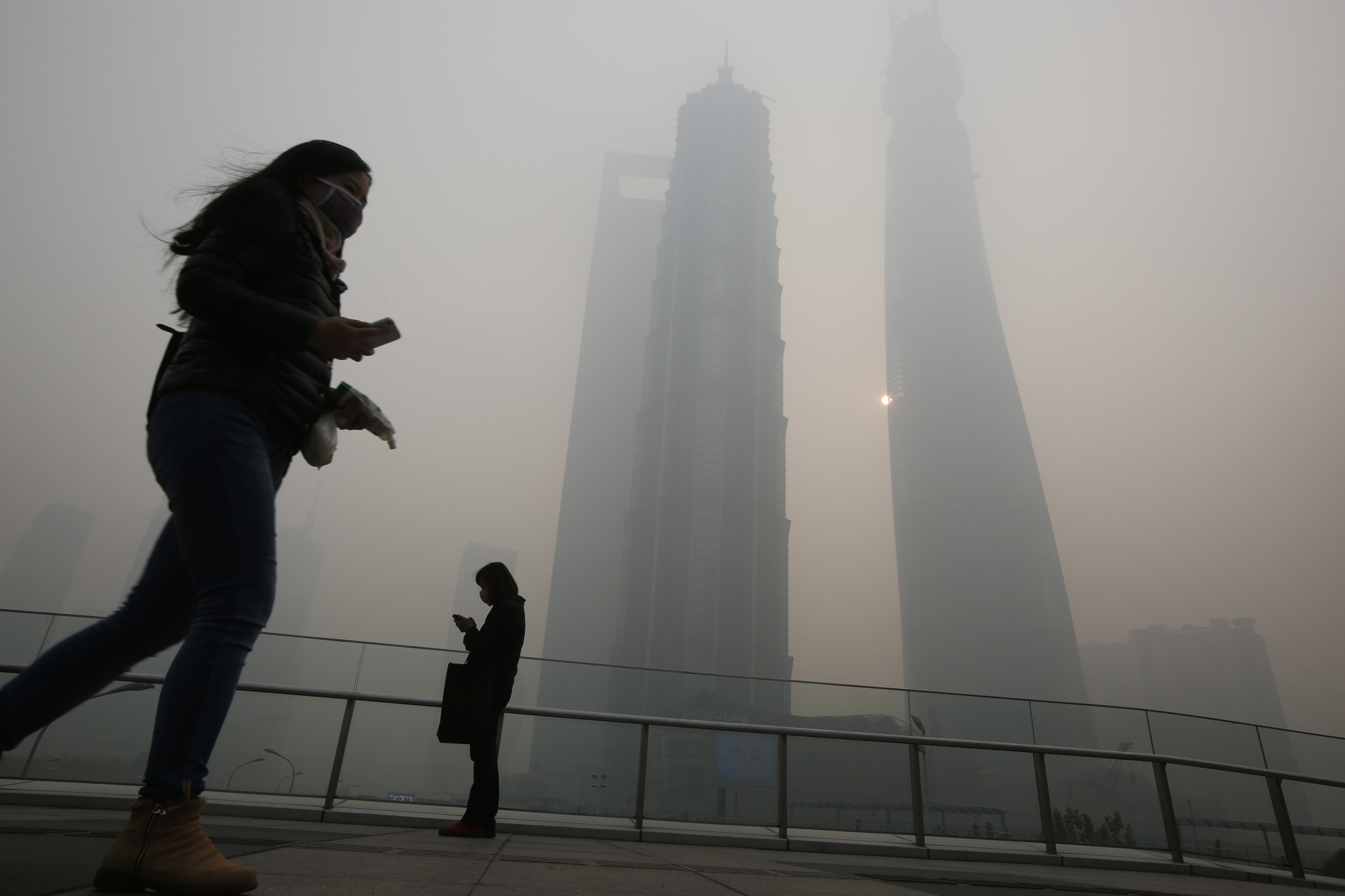 Smog in Shanghai. The smog clinic at Chengdu No. 7 People’s Hospital has already treated more than 100 patients. Photo: Reuters