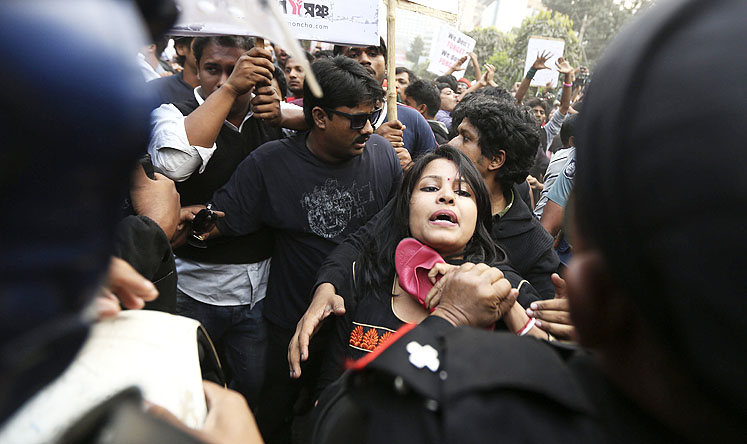 Bangladesh security forces arrest more than 100 protesters ahead of the controversial January 5 general election. Photo: EPA