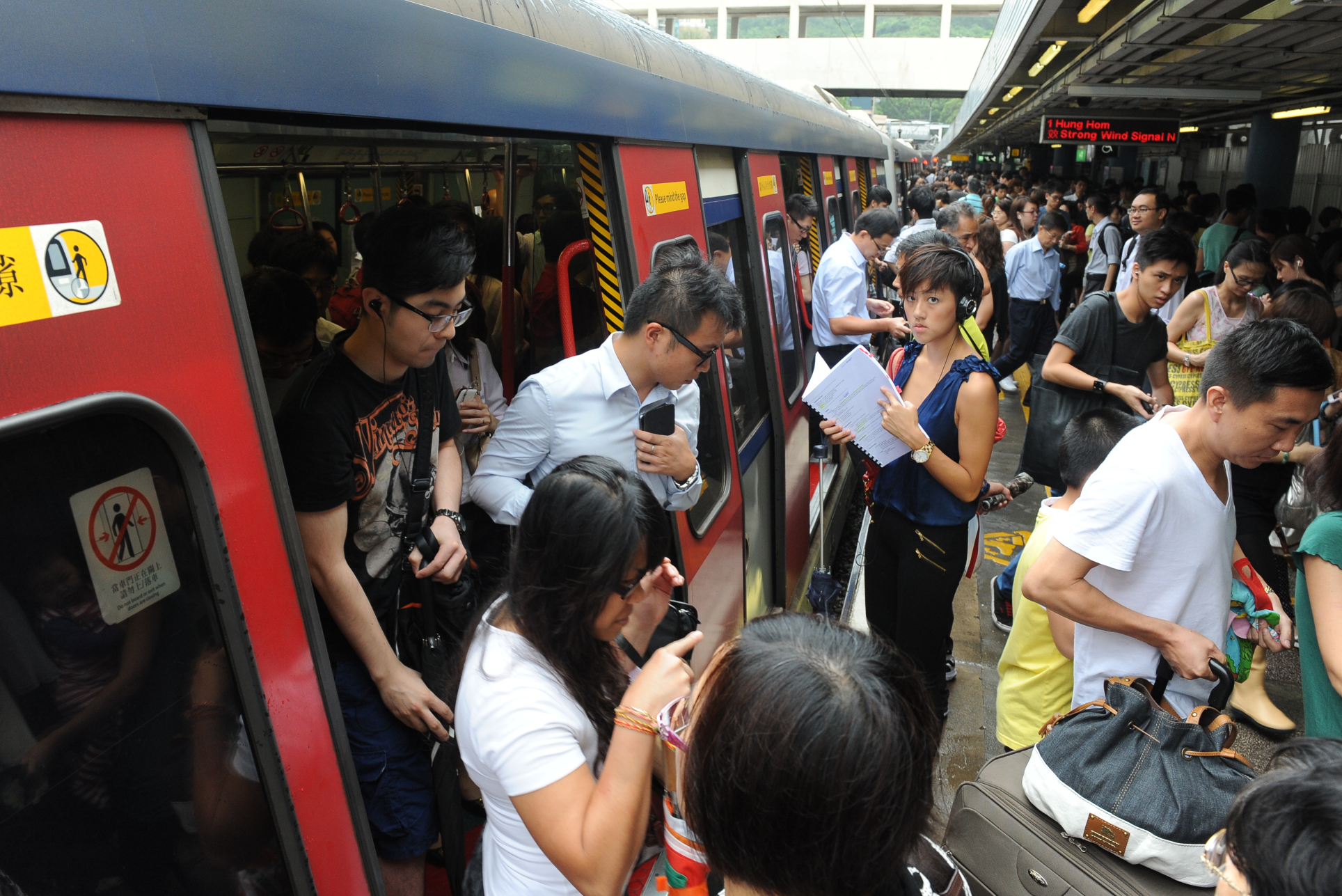 Commuters alight at Kowloon Tong station. A man fell onto the tracks at the station on Friday. Photo: Herbert Tsang