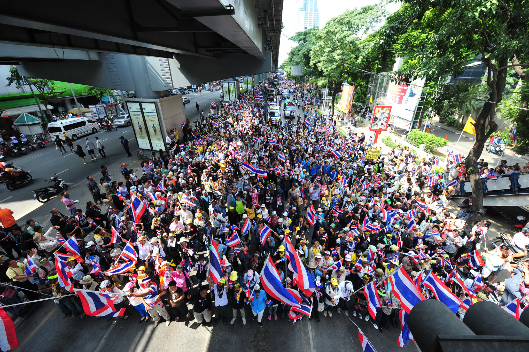 Thai anti-government protesters march on Bangkok's streets on Friday 2013. Photo: Xinhua