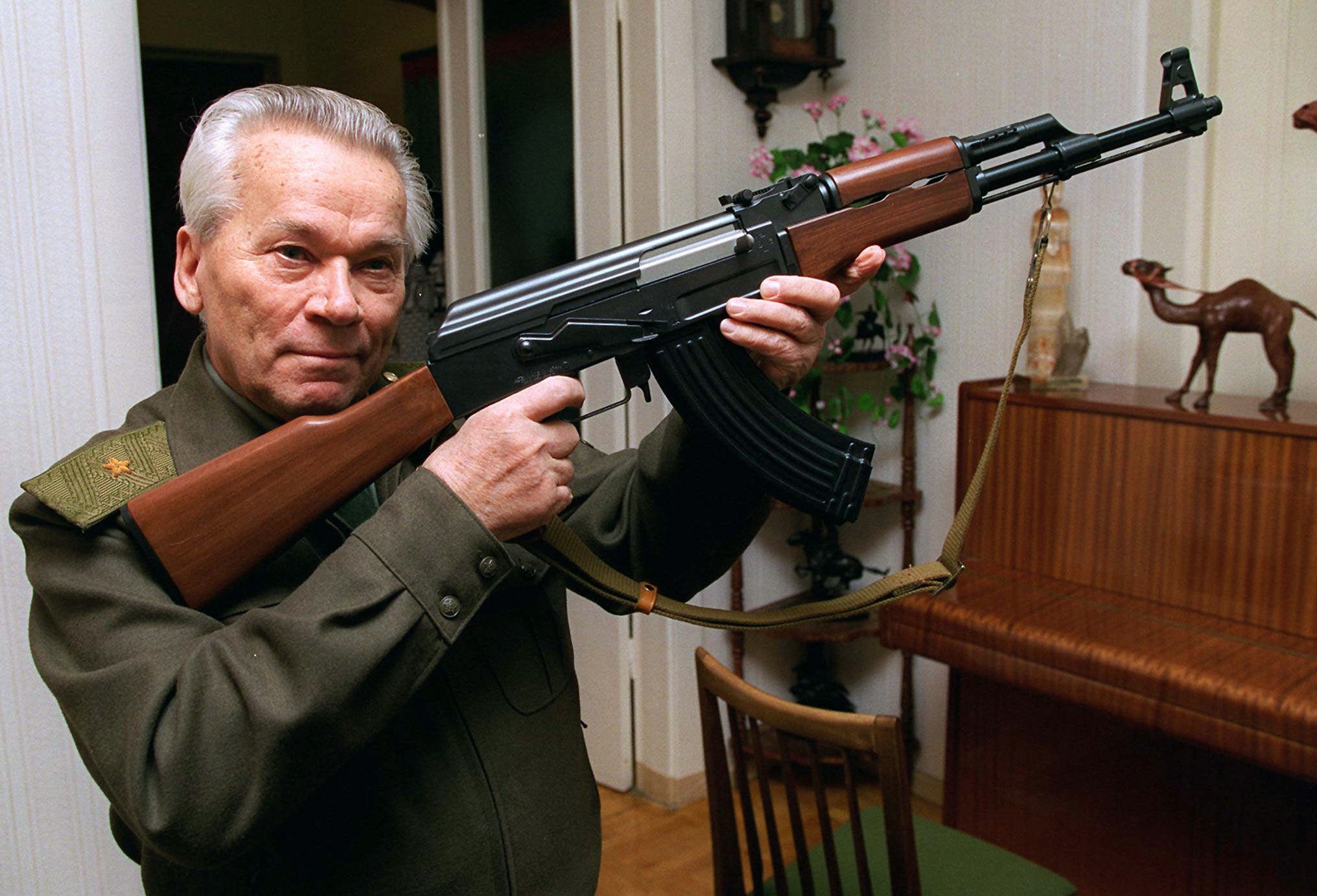 Mikhail Kalashnikov shows a model of the AK-47 assault rifle at his home in the Ural Mountain city of Izhevsk, 1,000 km east of Moscow, Russia, in 1997. Photo: AP