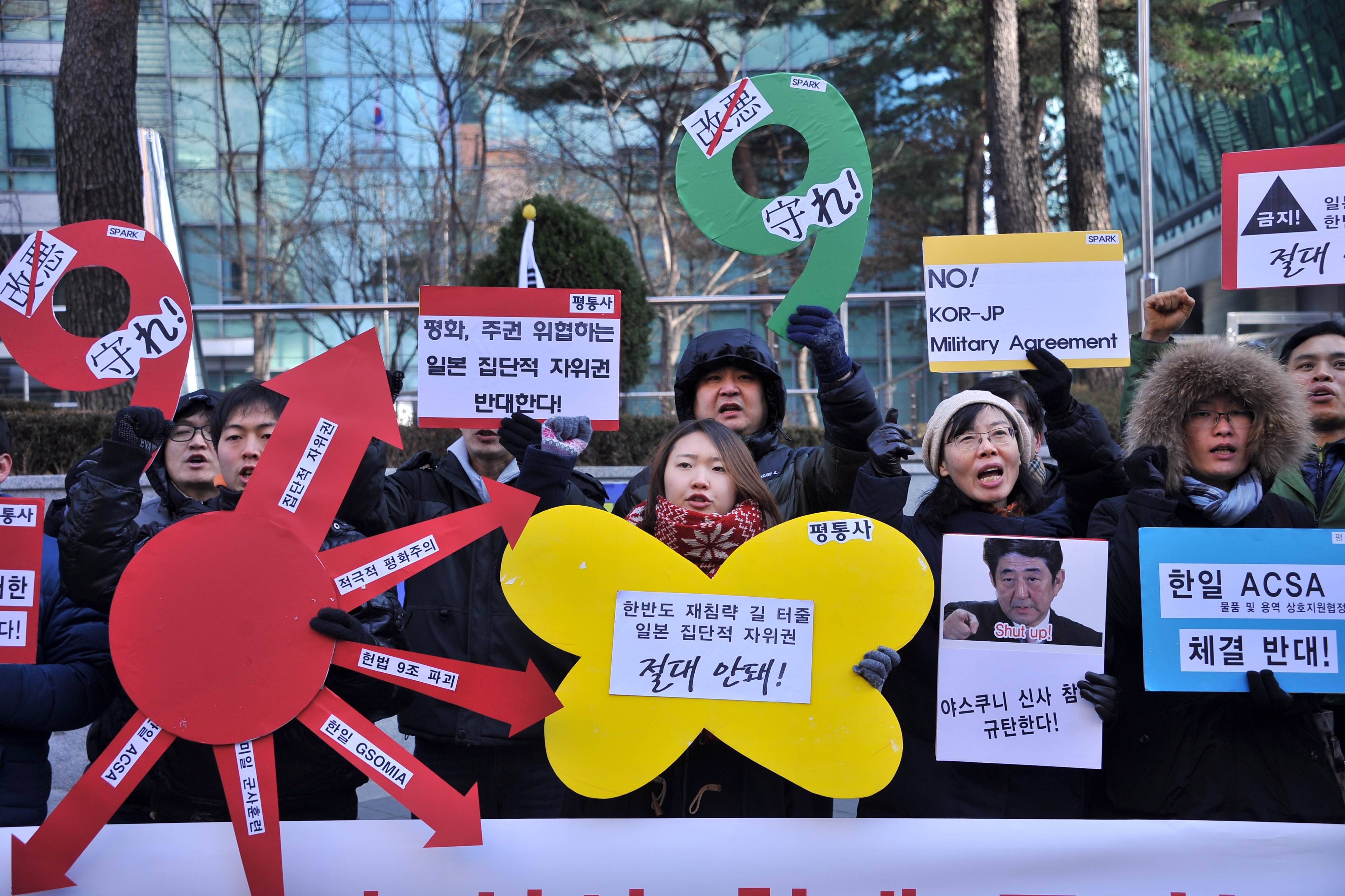 South Koreans protest outside the Japanese embassy in Seoul against Prime Minister Shinzo Abe's visit to a war shrine to mark his first anniversary in office. Photo: AFP.
