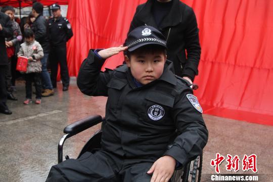 Nine-year-old Zou Junyi solutes after helping rescue "hostages" in Xinyu, Jiangxi Province on January 11, 2013. Photo: Xinhua