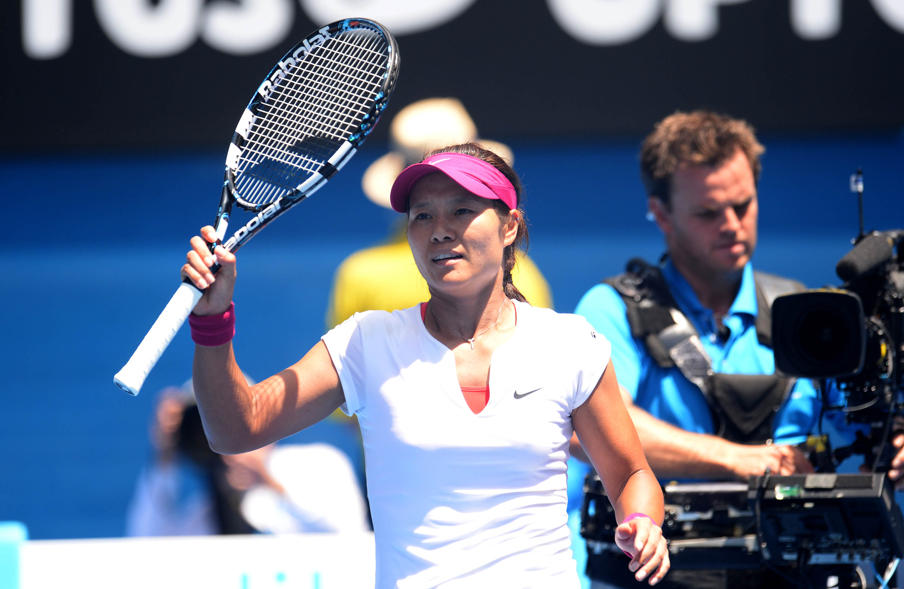 China's Li Na acknowledges the crowd after defeating Switzerland's Belinda Bencic on Wednesday. Photo: Xinhua