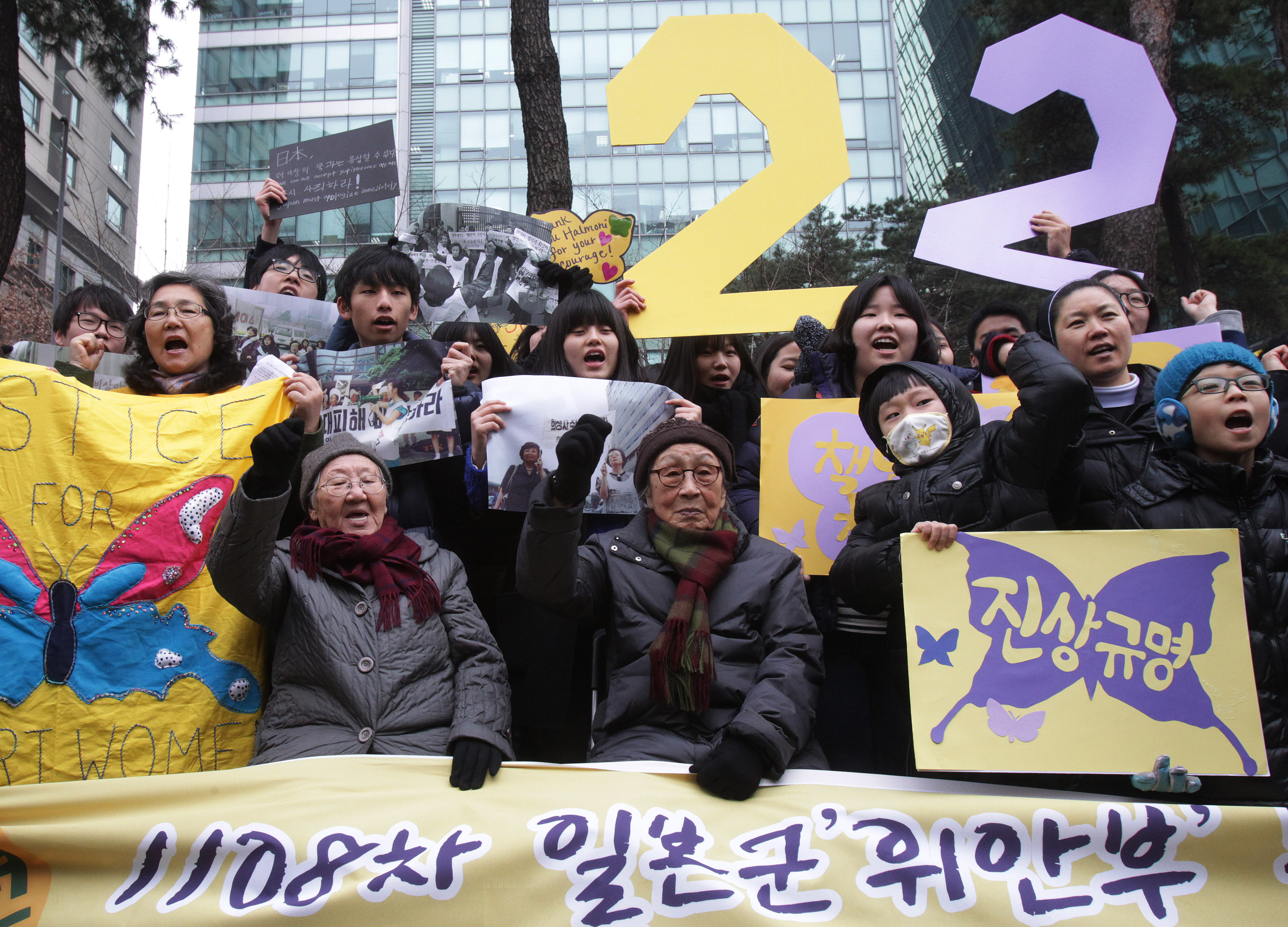 Former sex slaves Kil Un-ock (bottom left) and Kim Bock-dong (bottom right) participate in a rally in Seoul, demanding Japan to face up to its history. Photo: AP