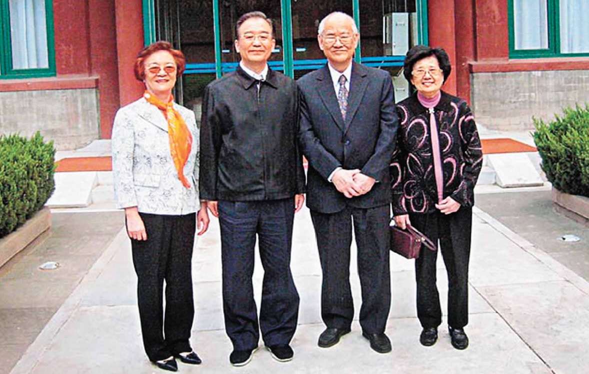 Former premier Wen Jiabao (second left) with columnist Ng Hong-mun (second right).