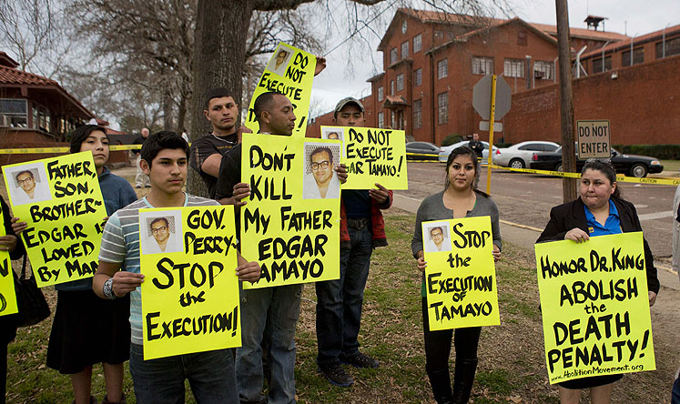 Protesters stand outside the prison holding EdgarTamayo prior to his execution. Photo: Reuters