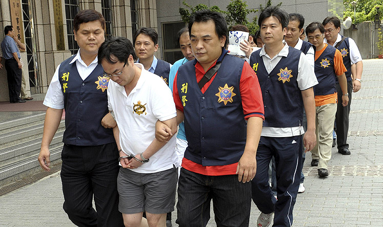 Taiwanese police arrest members of a gang involved in swindles. Photo: AP