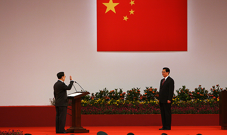 Chinese President Hu Jintao, right, administers the oath to Hong Kong Chief Executive Donald Tsang Yam-kuen on July 1, 2007. Photo: Robert Ng