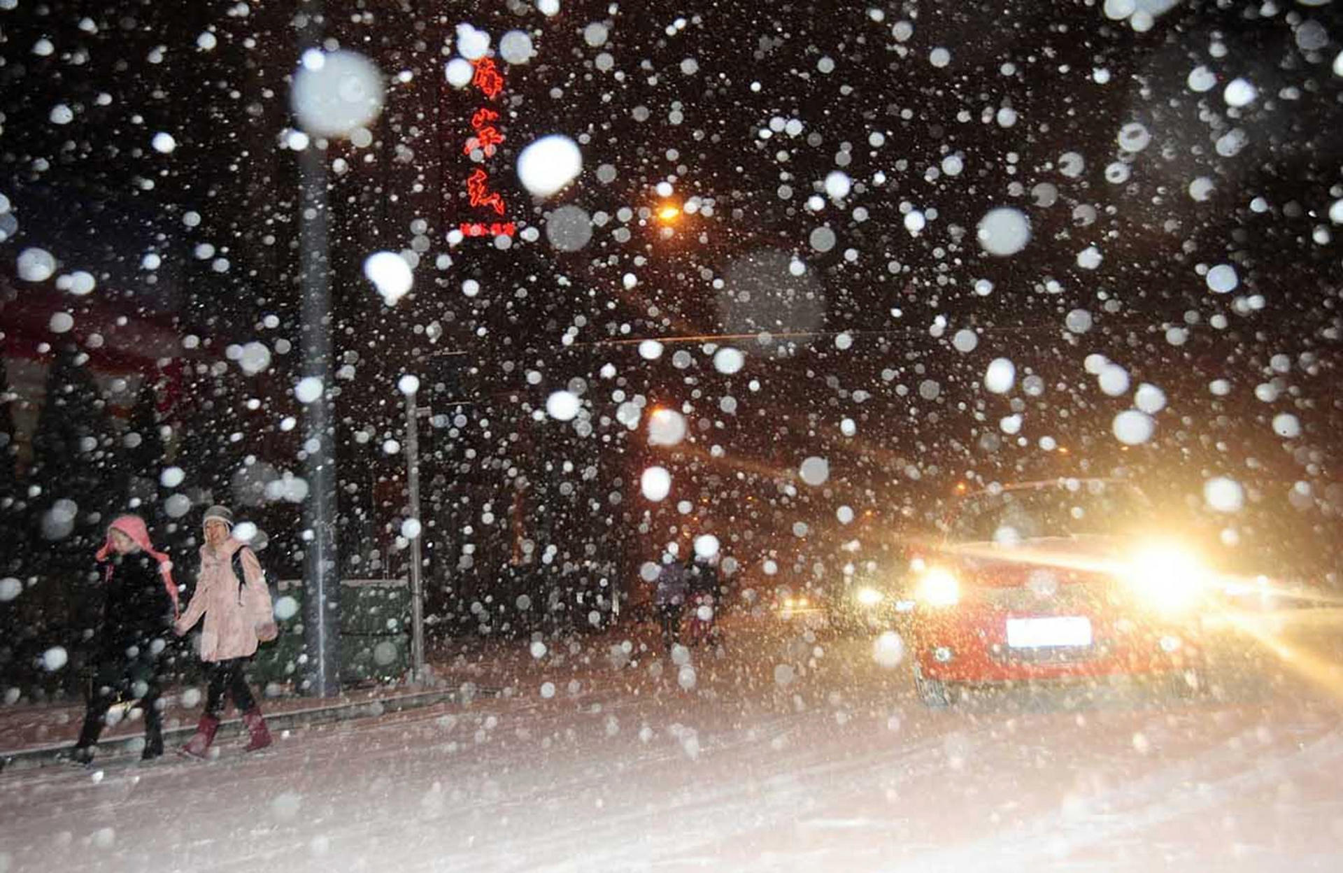 Blizzards hit much of the central and northern mainland, but the capital continued its snow-free winter. Photo: SCMP Pictures