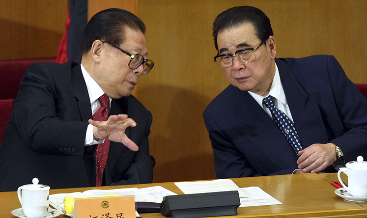 Former president Jiang Zemin (left) talks with former prime minister Li Peng at the Great Hall of the People in Beijing in this 2002 file picture. Photo: Reuters