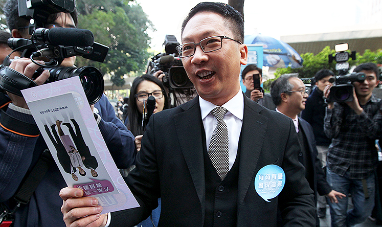 Rimsky Yuen distributes leaflets on a five-month public consultation on political reform in Central. Photo: Nora Tam
