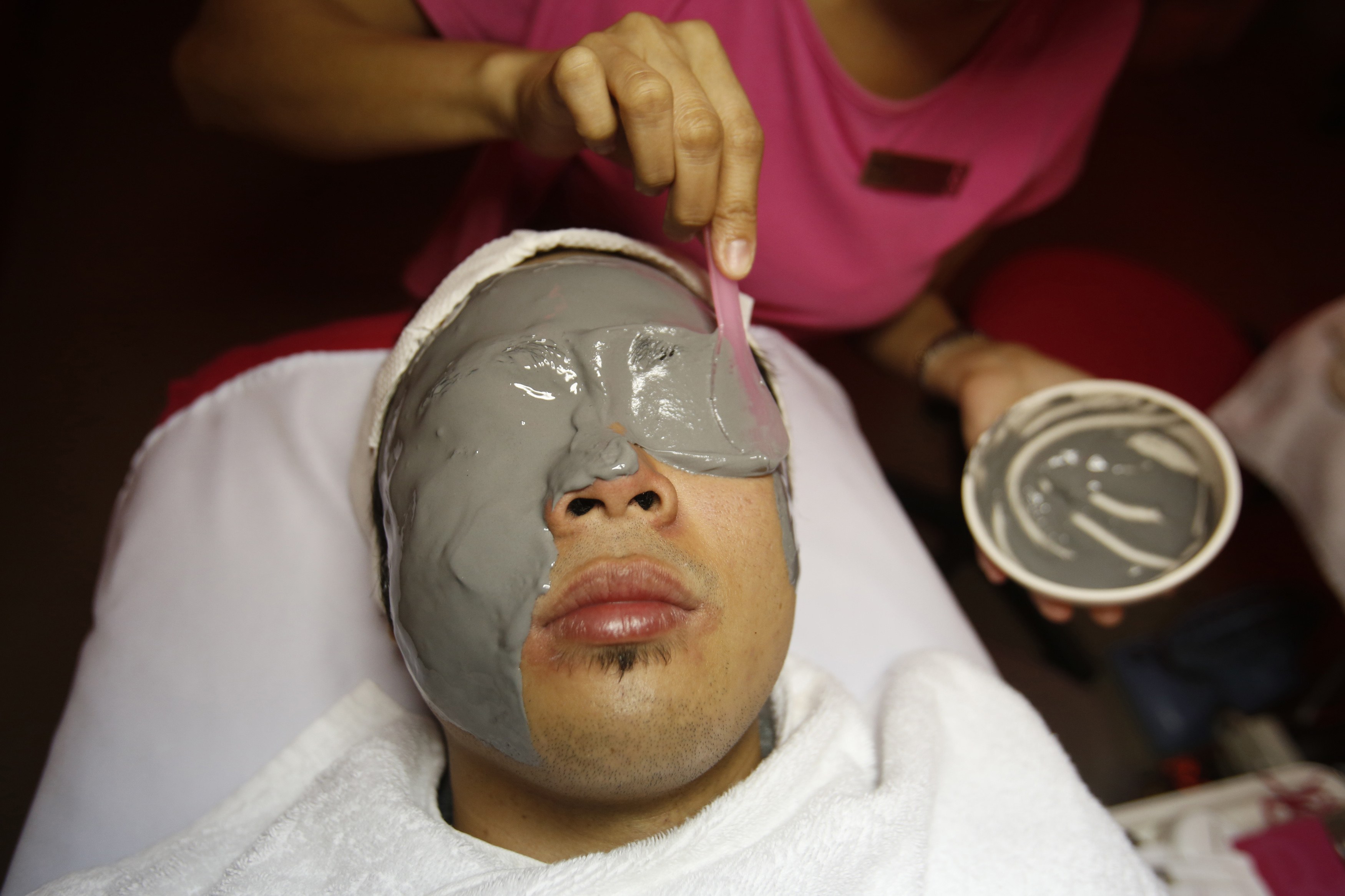 A beautician applies a mask to a male customer's face during a facial treatment at a skin care clinic in Quezon City Metro Manila . Photo: Reuters