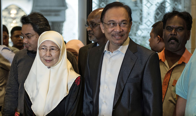 Malaysian opposition leader Anwar Ibrahim (centre) and his wife, Wan Azizah, arrive at the Court of Appeal in Putrajaya, outside Kuala Lumpur. Photo: AFP