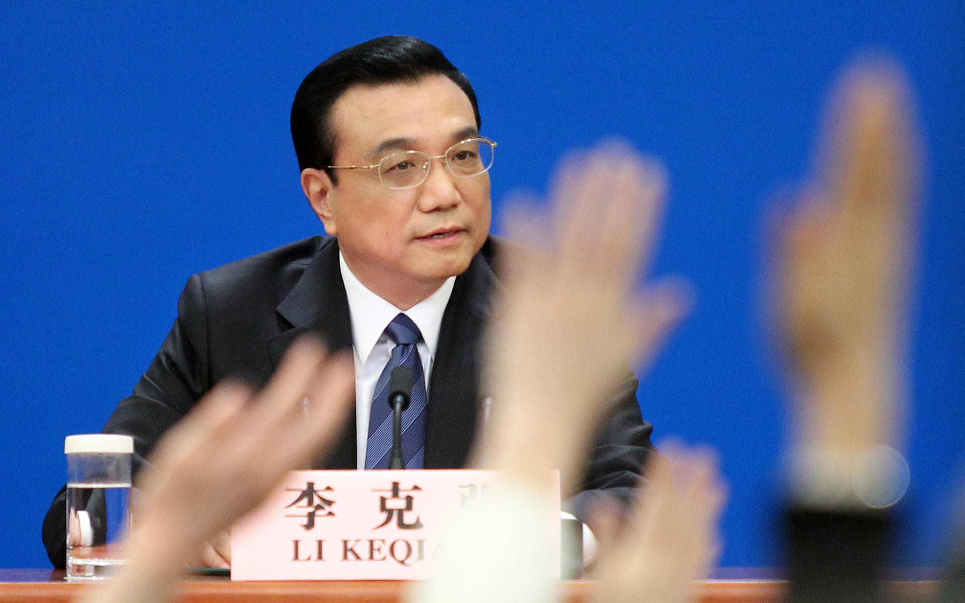 Li Keqiang speaks at the press conference. 