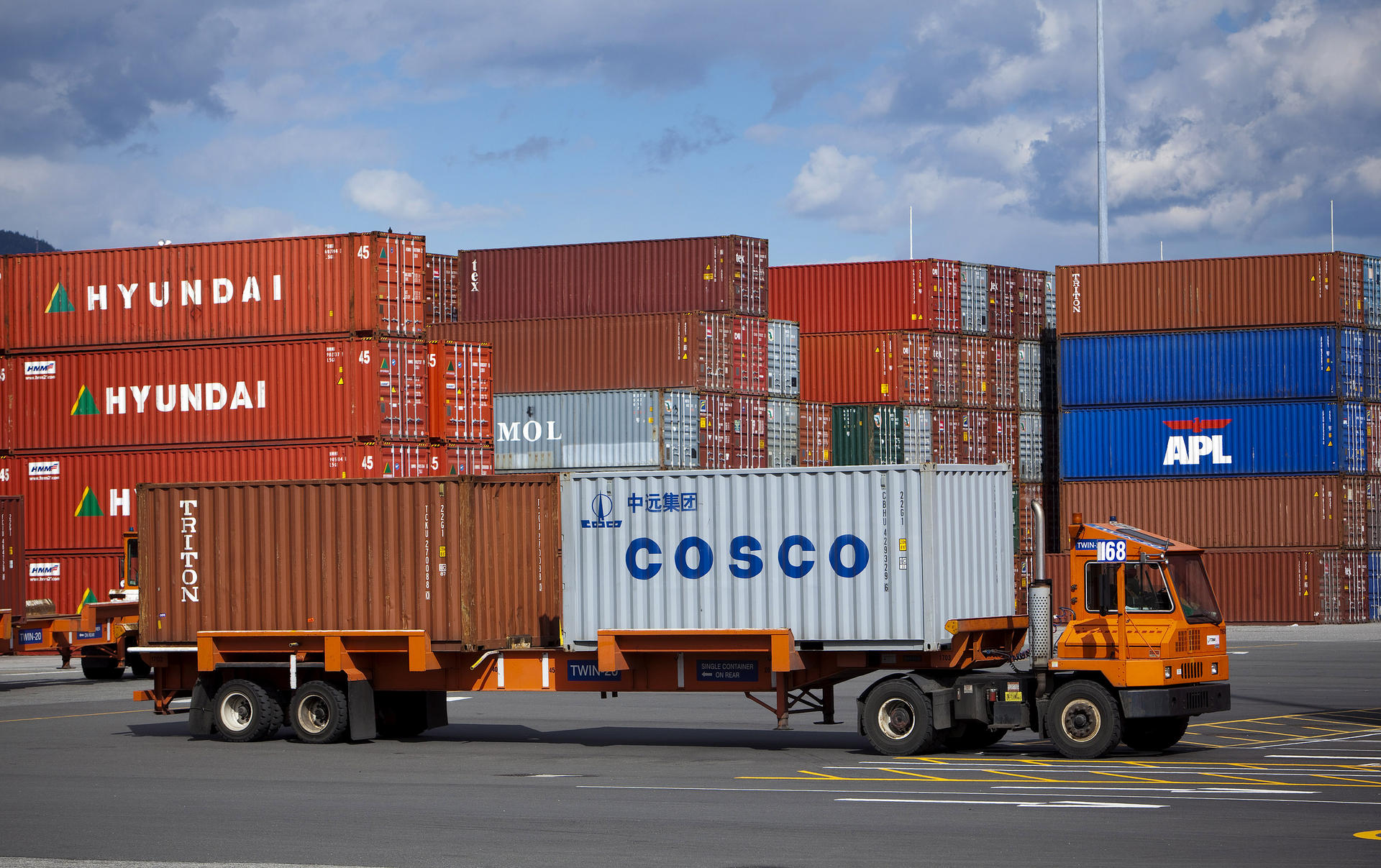 Cosco Pacific is looking at buying more overseas port operations as throughput growth slows on the mainland. Photo: Bloomberg
