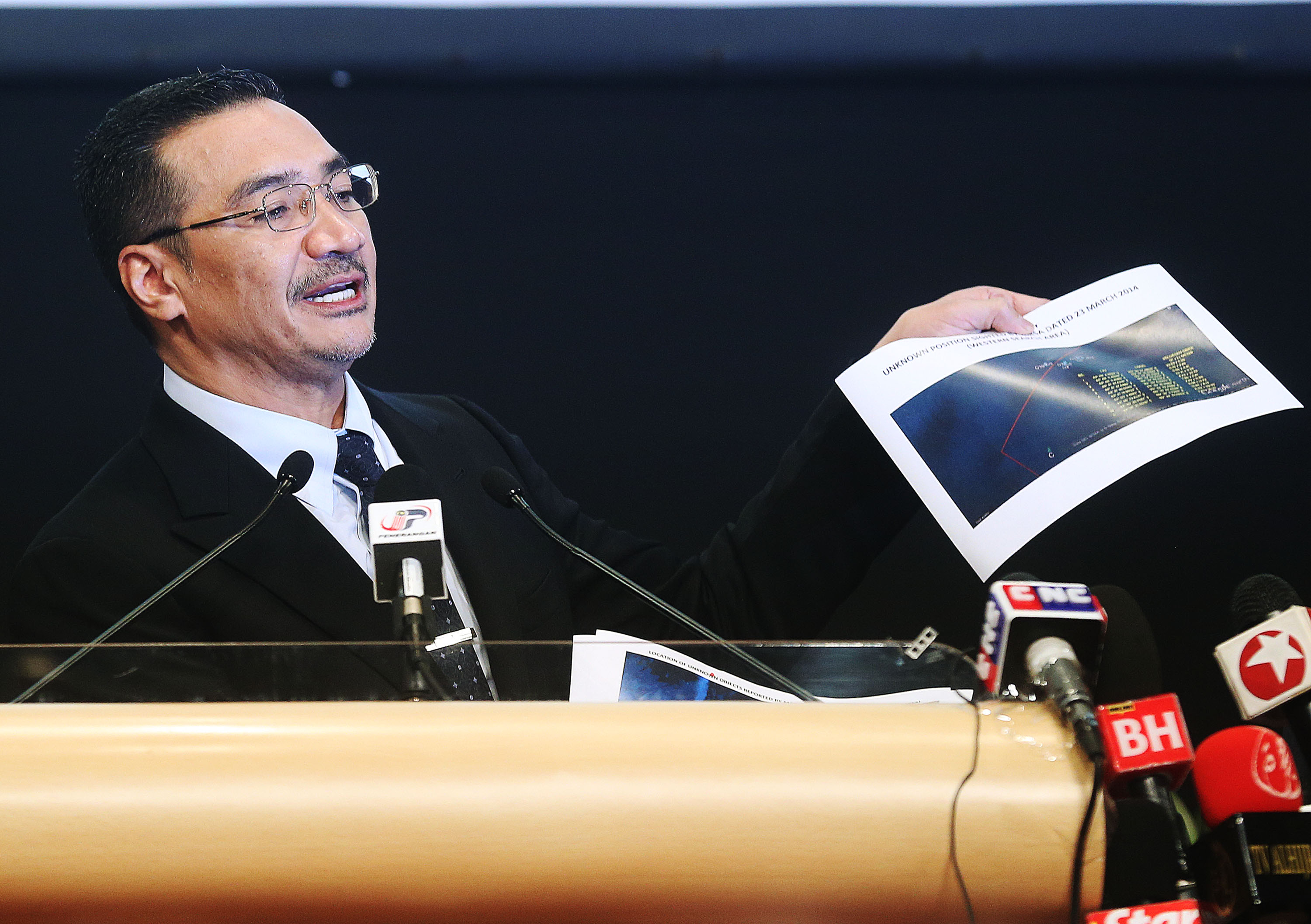 Malaysian acting Transport Minister Hishammuddin Hussein speaks during the press conference in Kuala Lumpur, Malaysia, March 26, 2014. Photo: Xinhua