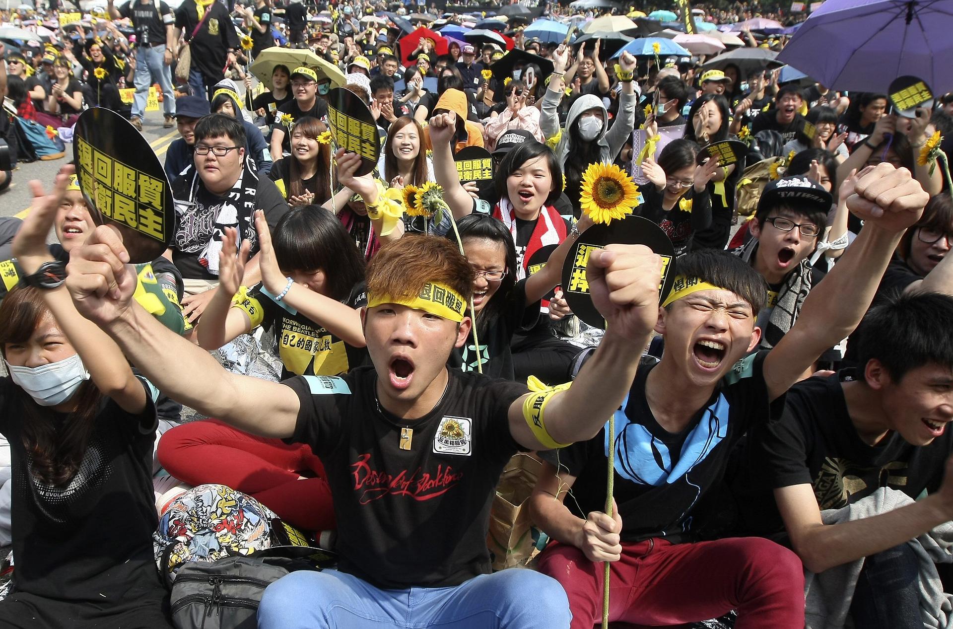 Demonstrators who support the so-called sunflower movement shout slogans in front of the presidential palace. Police in Taipei responded by barricading several sections of streets to prevent the demonstrators from coming too close. Photo: Reuters