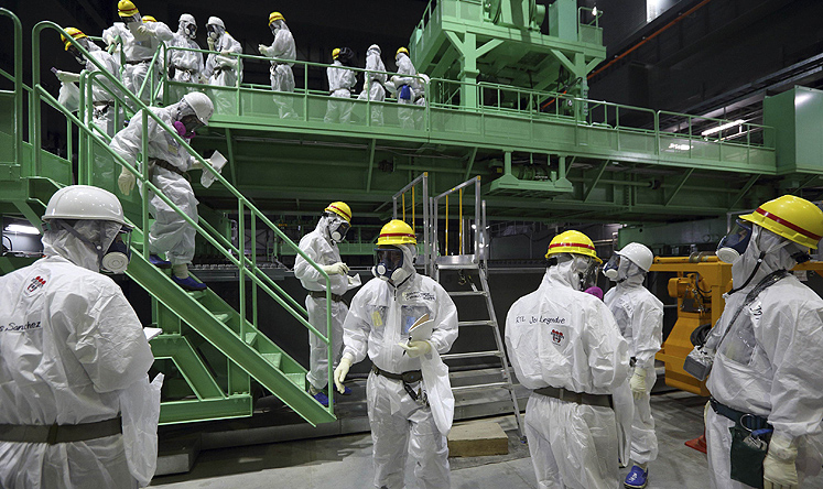 Employees work inside the  tsunami-crippled Fukushima Daiichi nuclear power plant in November 2013. Photo: Reuters