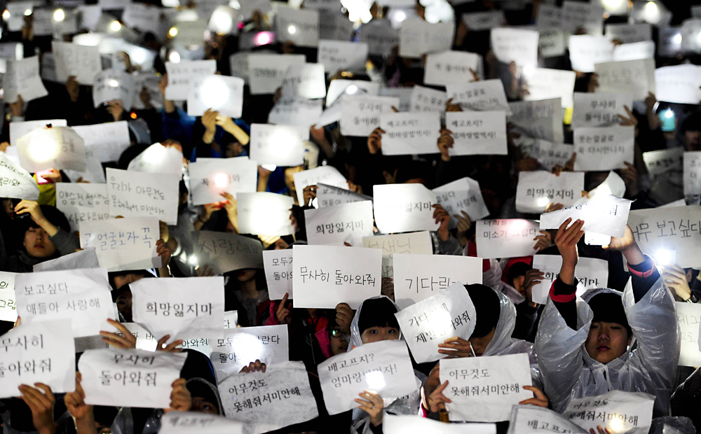 Students at Danwon High School hold letters for students of the school who are among the missing passengers of a South Korean capsized ferry in Ansan. Photo: AFP