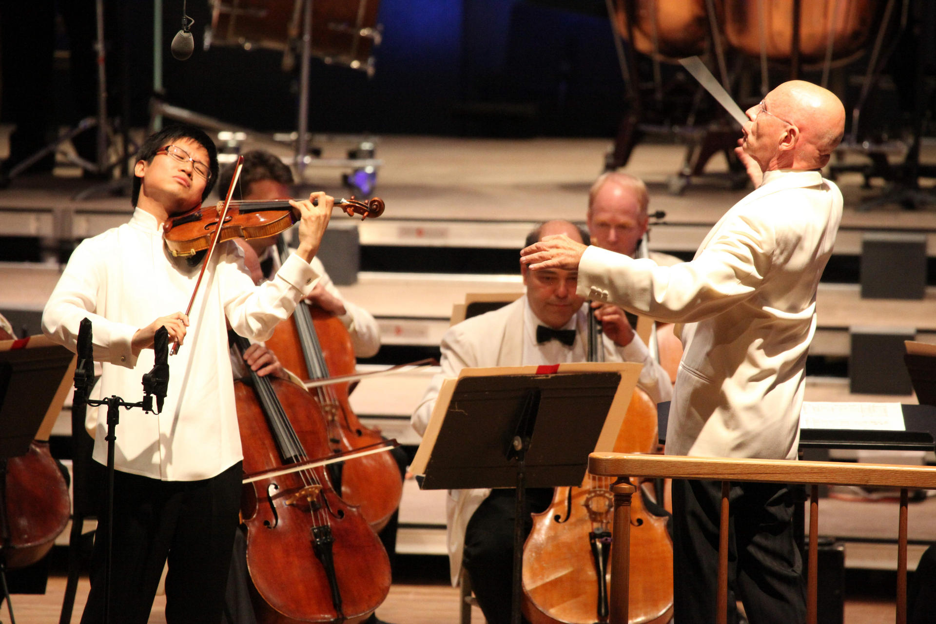 Violinist Zhu Dan plays under the baton of conductor Christoph Eschenbach.