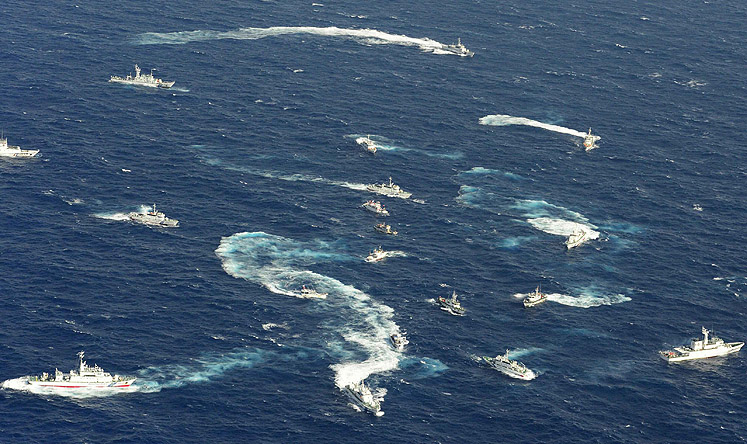 A Japanese Coast Guard patrol ship clashes with fishing boats and Coast Guard vessels from Taiwan near the disputed islands in the East China Sea. Photo: Reuters