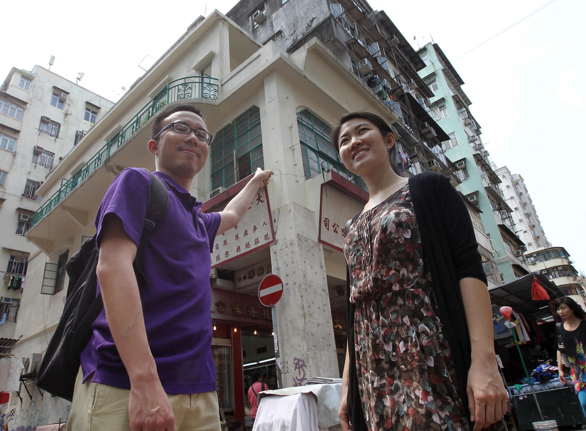 Haider Kikabhoy, founder of Walk In Hong Kong, and Olivia Tang show a tenement block in Sham Shui Po. Photo: Edward Wong