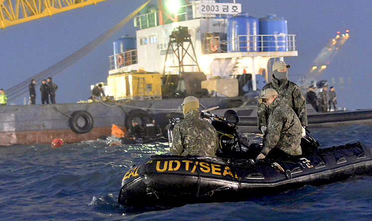 Divers operate where the passenger ferry Sewol sank during the search and rescue operation. Photo: Reuters