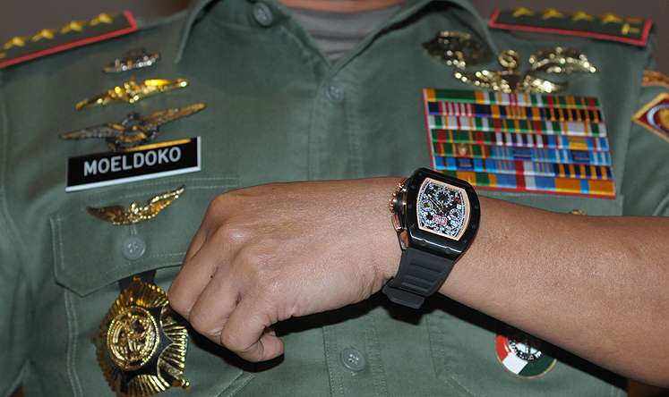 Indonesian military chief General Moeldoko shows his luxury watch, which he claims is a Chinese-made fake, to journalists in Jakarta. Photo: AFP 