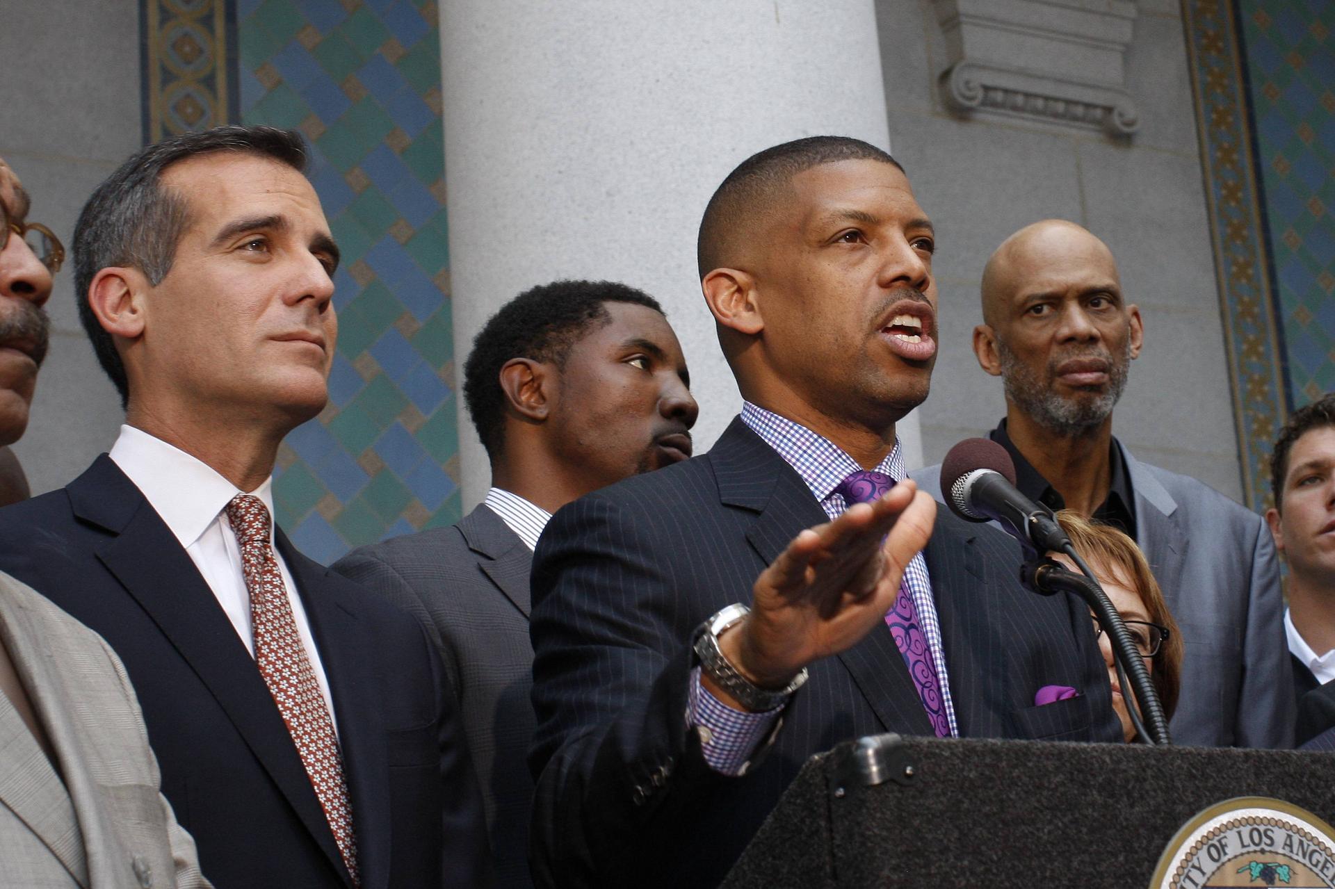 Sacramento Mayor and NBA players' union advocate Kevin Johnson addresses a news conference as Los Angeles Mayor Eric Garcetti (left) and retired basketball star Kareem Abdul-Jabbar (right) look on. Photo: Reuters