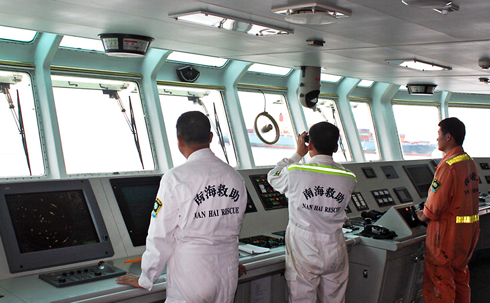 Nanhai Rescue Bureau (NRB) rescuers searching for survivors in the water after the Marshall Islands-registered MOL Motivator (in the background) collided with a Chinese cargo ship, the Zhong Xing 2, off Hong Kong waters.  Photo: AFP