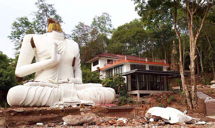 A Buddha statue is seen damaged after an earthquake in Chiang Rai, northern Thailand on Monday. Photo: Xinhua