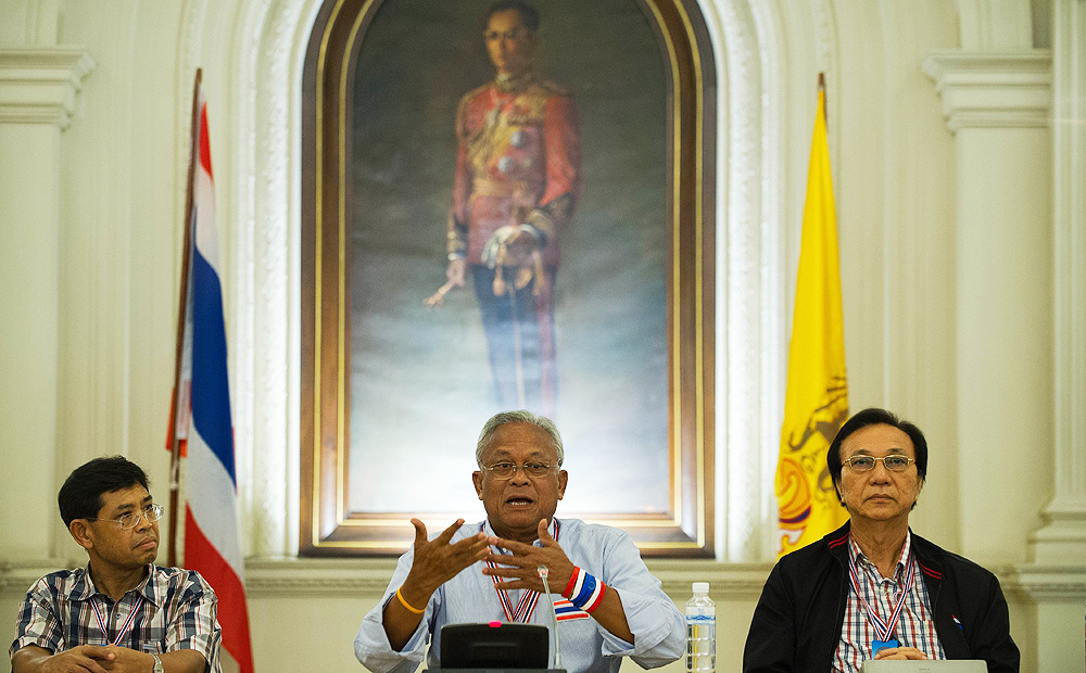 Thai anti-government protest leader Suthep Thaugsuban (centre) talks during a press conference inside Government House in Bangkok on Tuesday. Photo: AFP