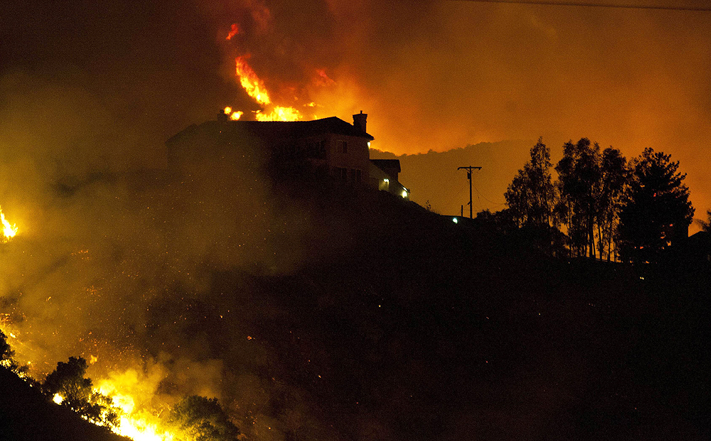 A wildfire threatens homes in San Marcos, California, on Thursday. Photo: AFP