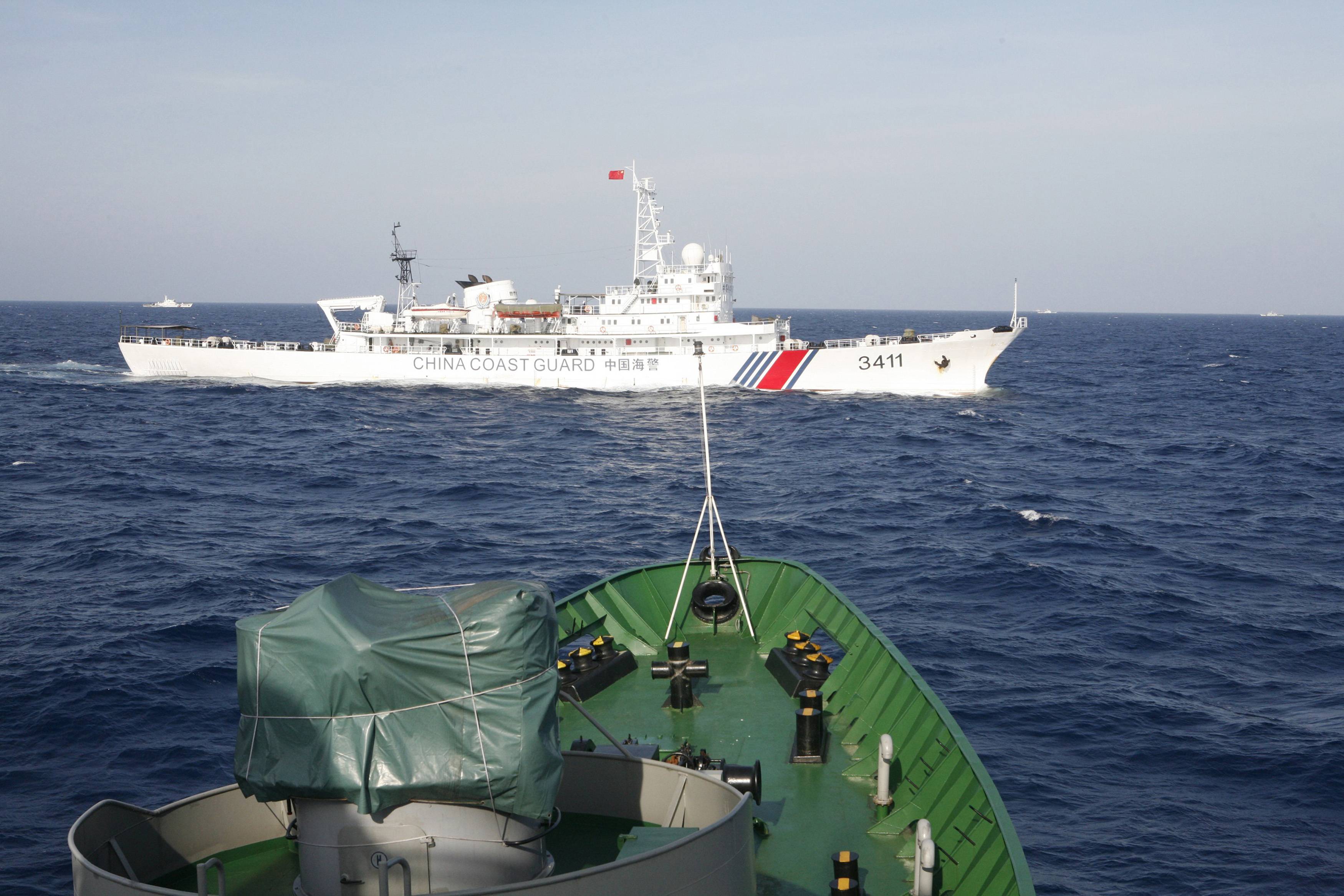A ship (top) of Chinese Coast Guard is seen near a ship of Vietnam Marine Guard in the South China Sea, about 210 km off shore of Vietnam May 14, 2014. Photo: Reuters