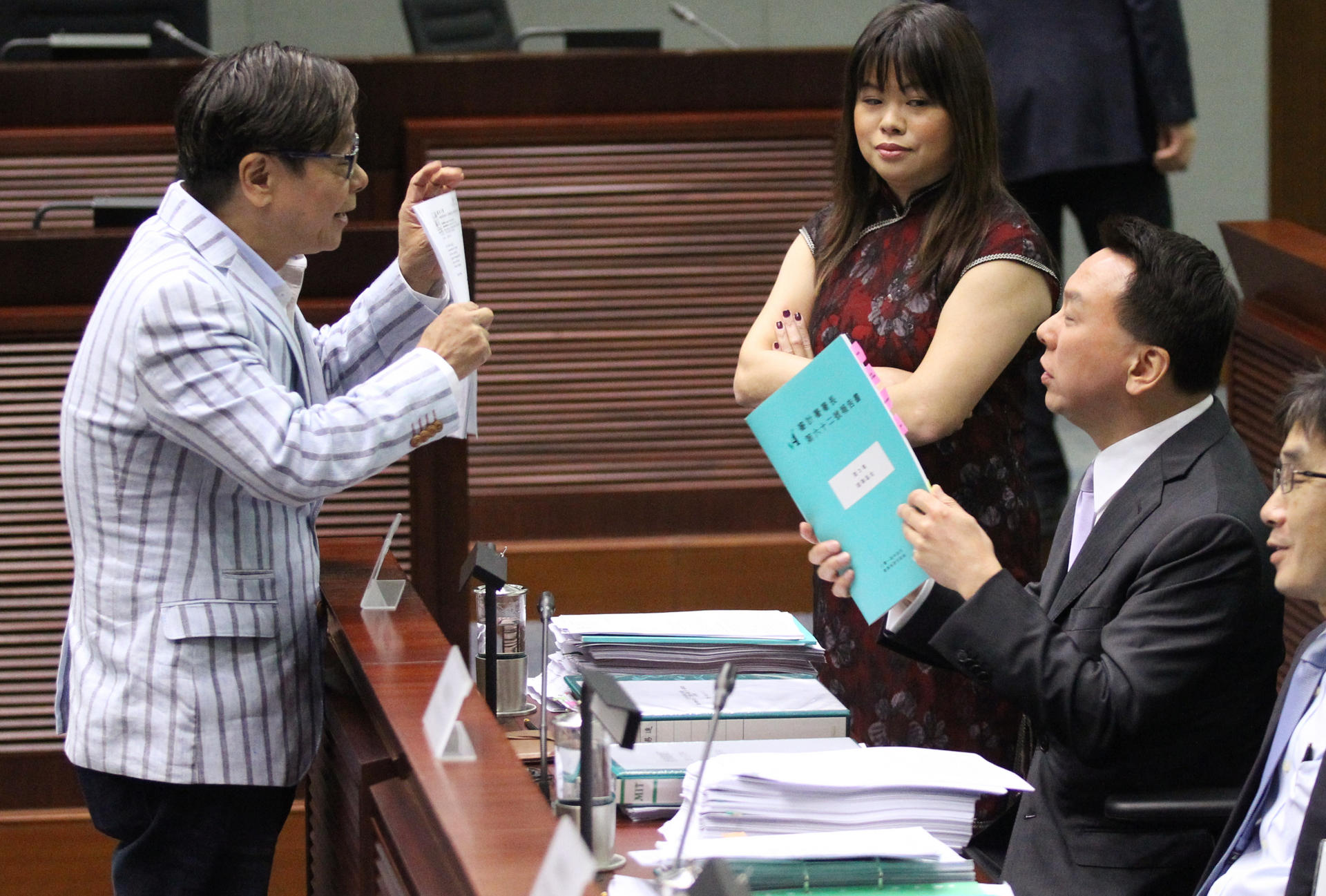 Lawmaker Wong Yuk-man speaks to Permanent Secretary Andrew Wong during a break in yesterday's hearing. Photo: Edward Wong