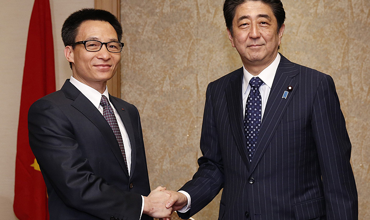 Japan's Prime Minister Shinzo Abe shakes hands with Vietnam's Deputy Prime Minister Vu Duc Dam. Photo: EPA