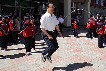The ex-premier relives his childhood, playing jump rope with the children. Photo: Liudaohe Middle School