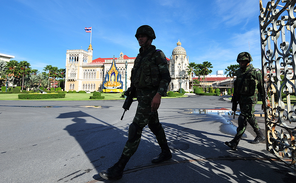 Thai soldiers walk in front of Thai Khu Fah Building at Government House in Bangkok on Monday. Photo: Xinhua