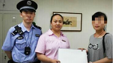 Miss Hou, at right, recovered her jewels with the help of police and subway workers. Photo: Screenshot via Weibo